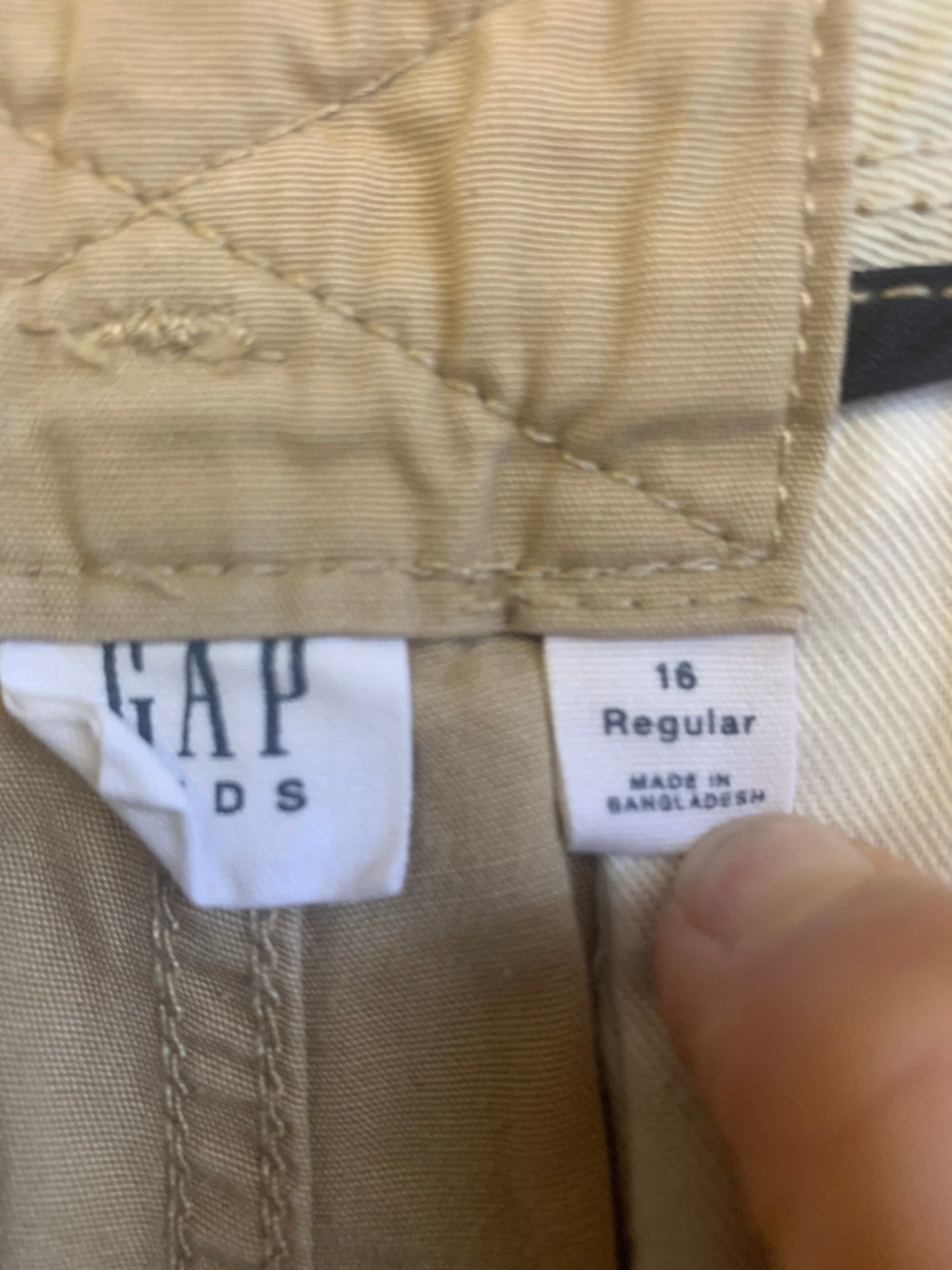 Gap khaki cargo shorts with four side pockets. Size 16.
