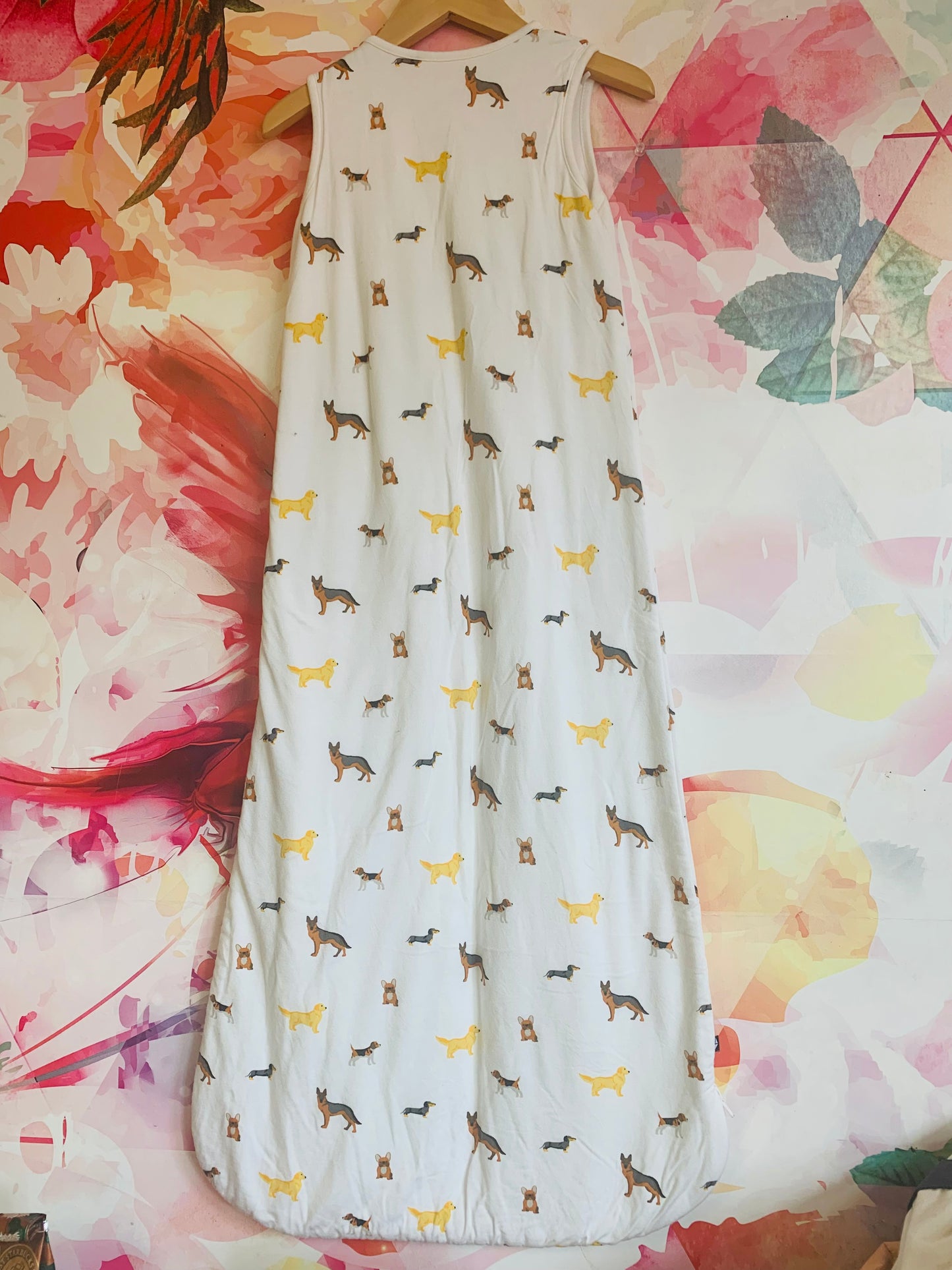 Kyte white sleep sack with different dogs. Size Large.