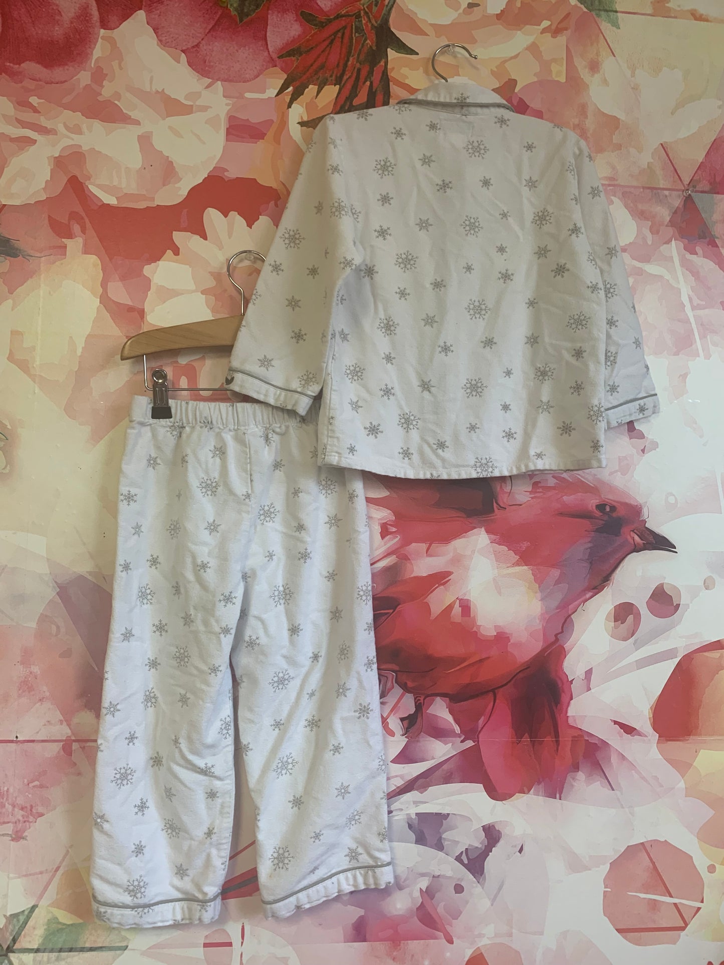 Petit Plume white pajama set with grey snowflakes. Flame resistant and chemical free. Relaxed fit. Elastic waistband on pant. Button down front with pocket. Size 5T. * 2 sets available*