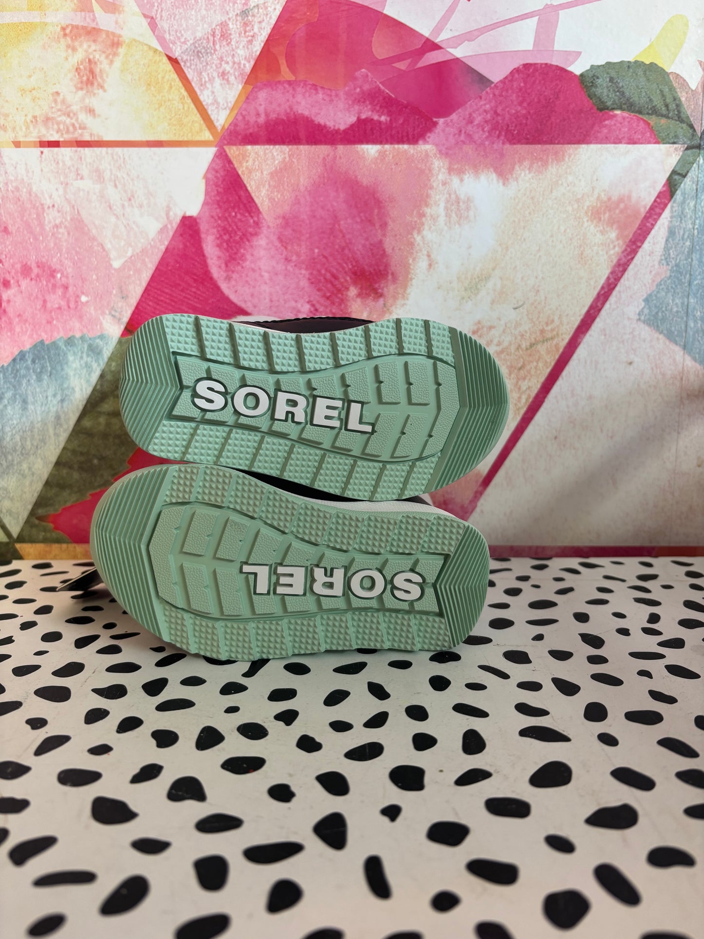 Sorel Winter Boots. White & Green. New Tags. Size 5B.