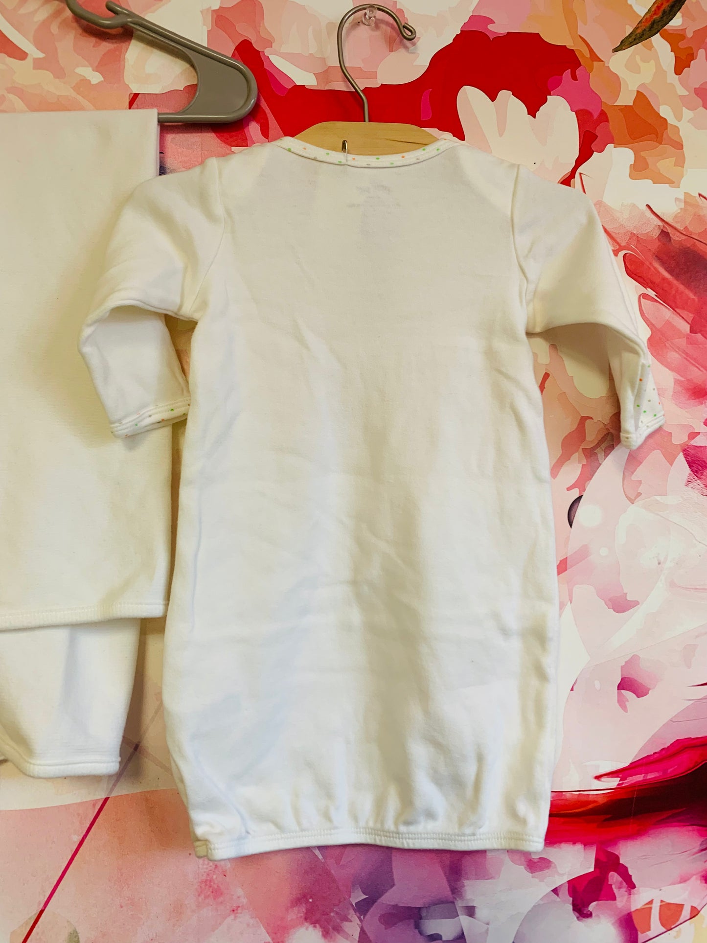 Little Me 3 piece cream giraffe set. Long sleeve sleep gown, blanket & hat. Size 0-3m / NB