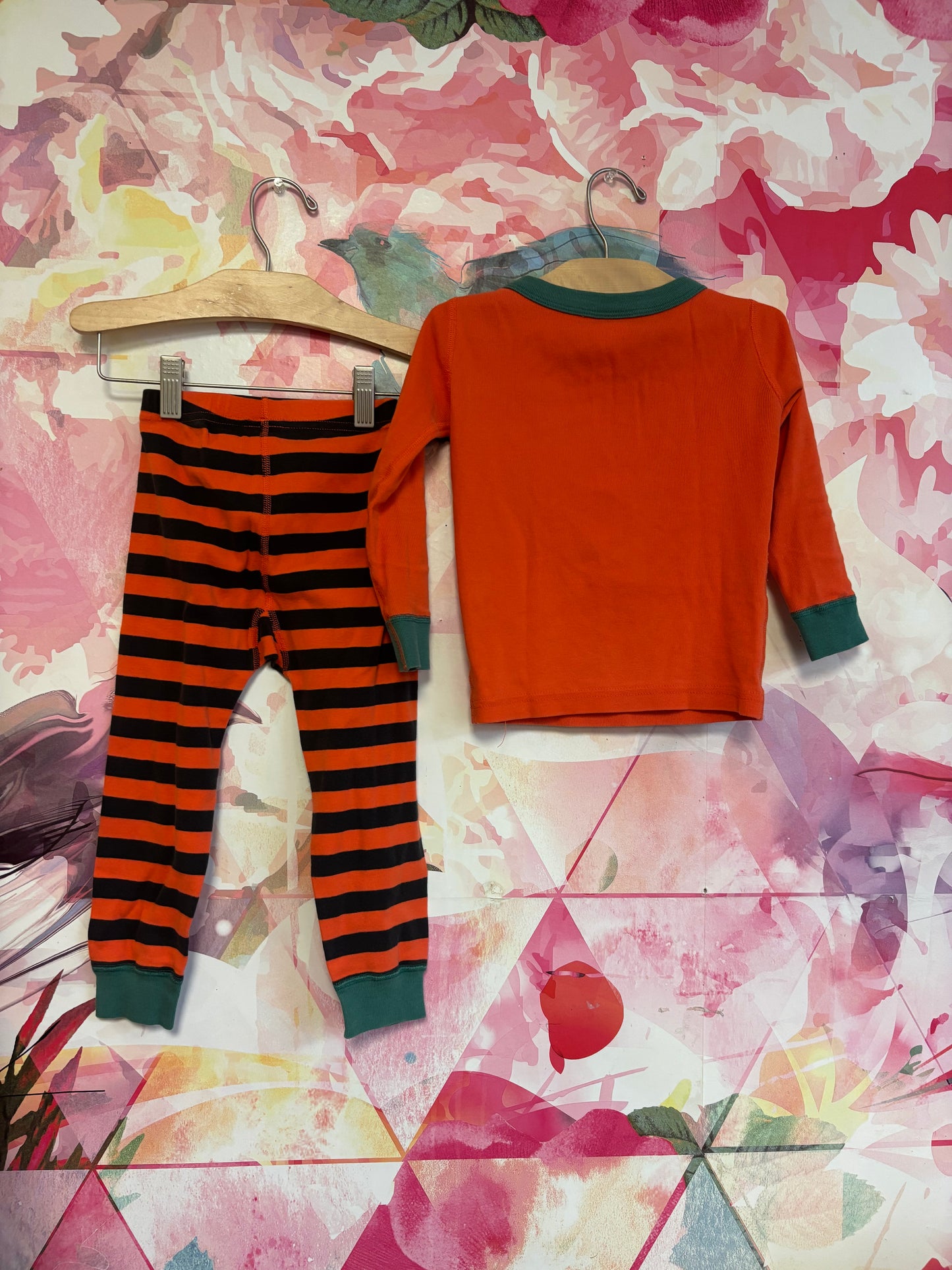 Hanna Andersson orange & green & black pumpkin pajama set. Size 3T