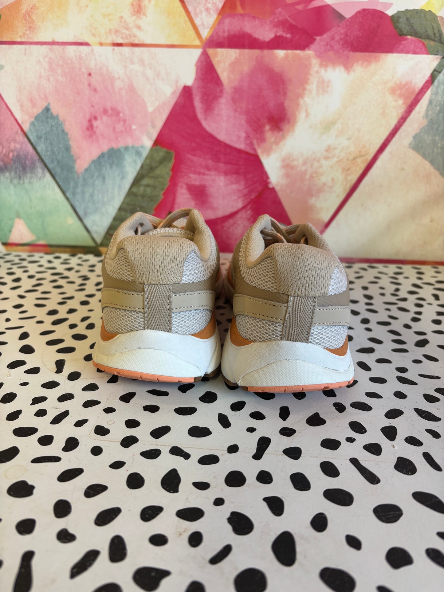 Vionic Beige & Cream Sneakers. Like New. Size 6.5B.