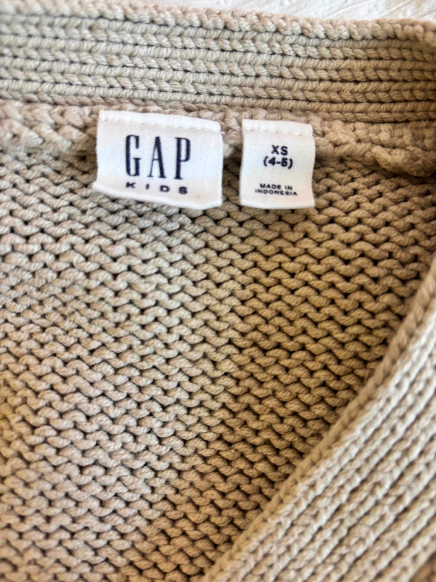 Gap beige chunky knit cardigan with three buttons. Size 4T / 5T