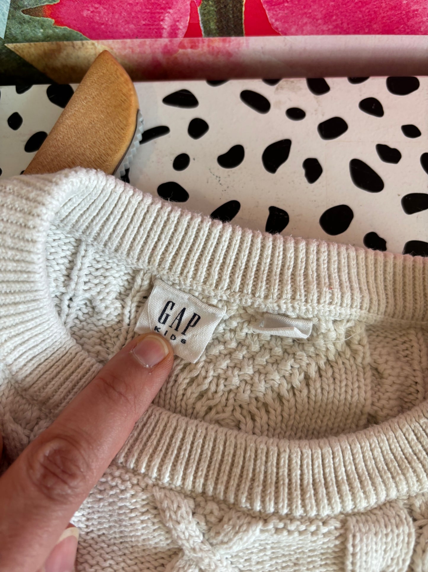 Gap cream knit crewneck sweater. Size 6T / 7T