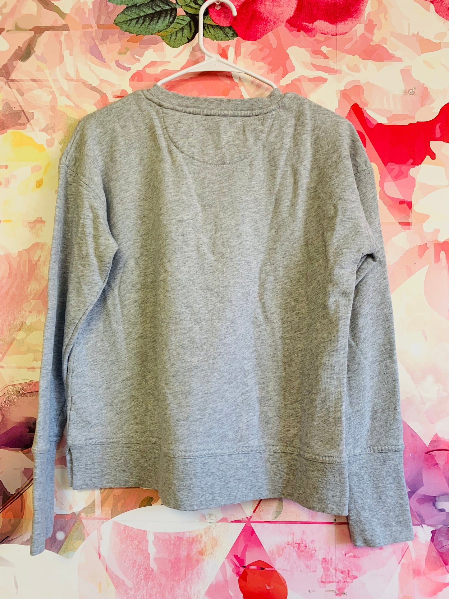 Vineyard Vines grey crewneck sweatshirt with logo on front. Size XS adult.