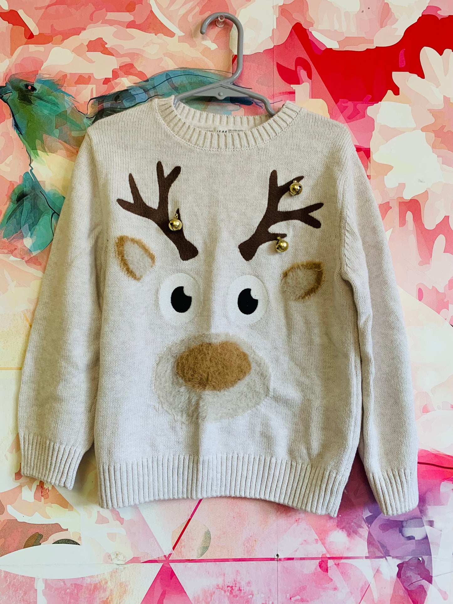 H&M cream crew neck sweater with reindeer face & jingle bells. Size 5/6