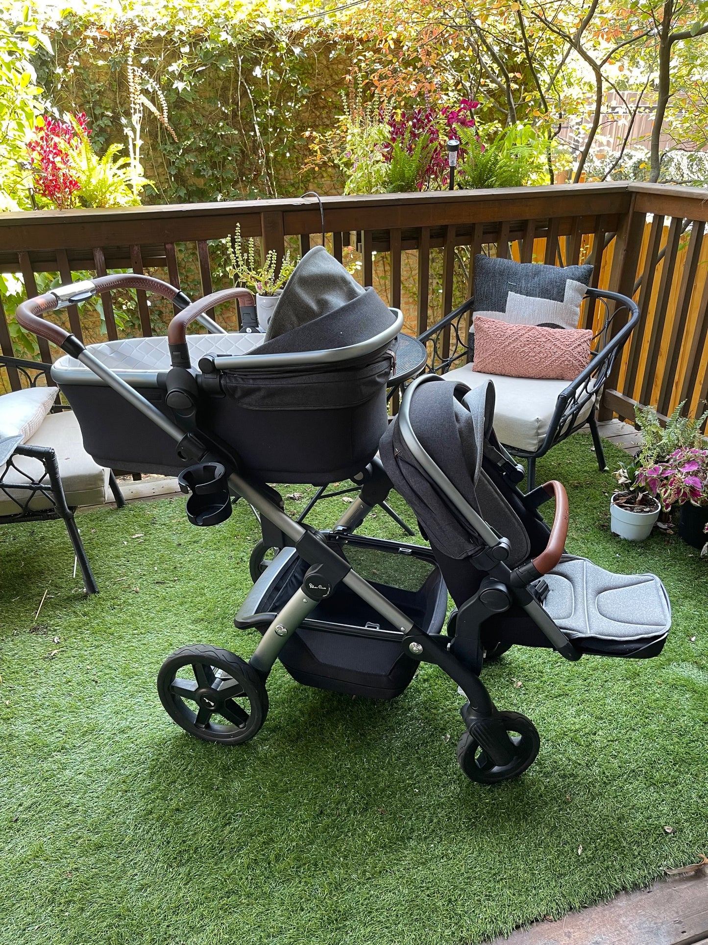 Silver Cross Wave Single-to-Double stroller (2017 model) in like new condition. Includes main seat, bassinet, cup holder. Also brand new rain covers & mosquito nets.*NOT AVAILABLE TO SHIP. PICK UP IN CHICAGO ONLY*. Second seat available for extra $300