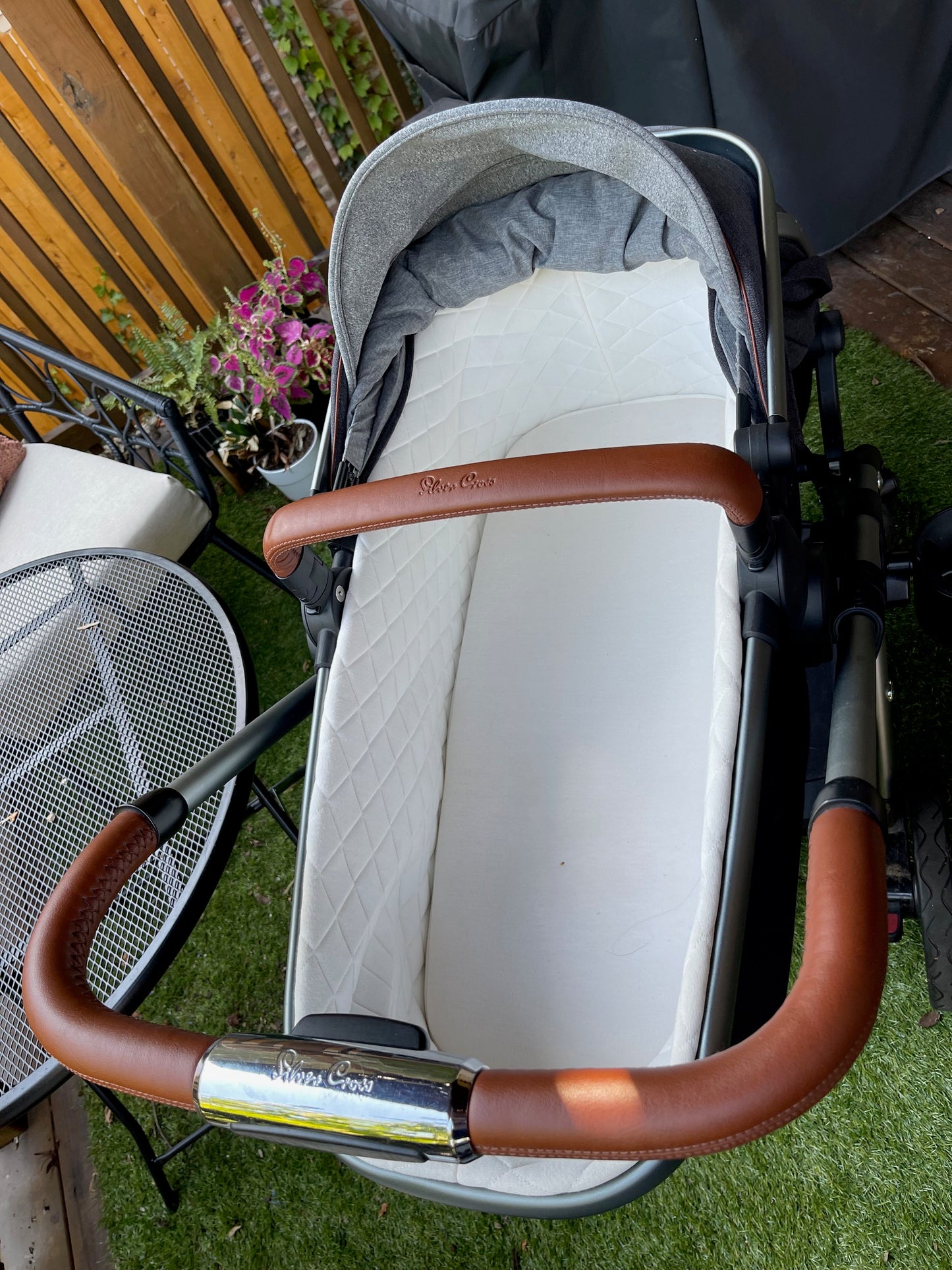 Silver Cross Wave Single-to-Double stroller (2017 model) in like new condition. Includes main seat, bassinet, cup holder. Also brand new rain covers & mosquito nets.*NOT AVAILABLE TO SHIP. PICK UP IN CHICAGO ONLY*. Second seat available for extra $300