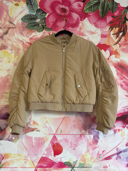 Zara beige crop bomber jacket with zipper pockets on Size