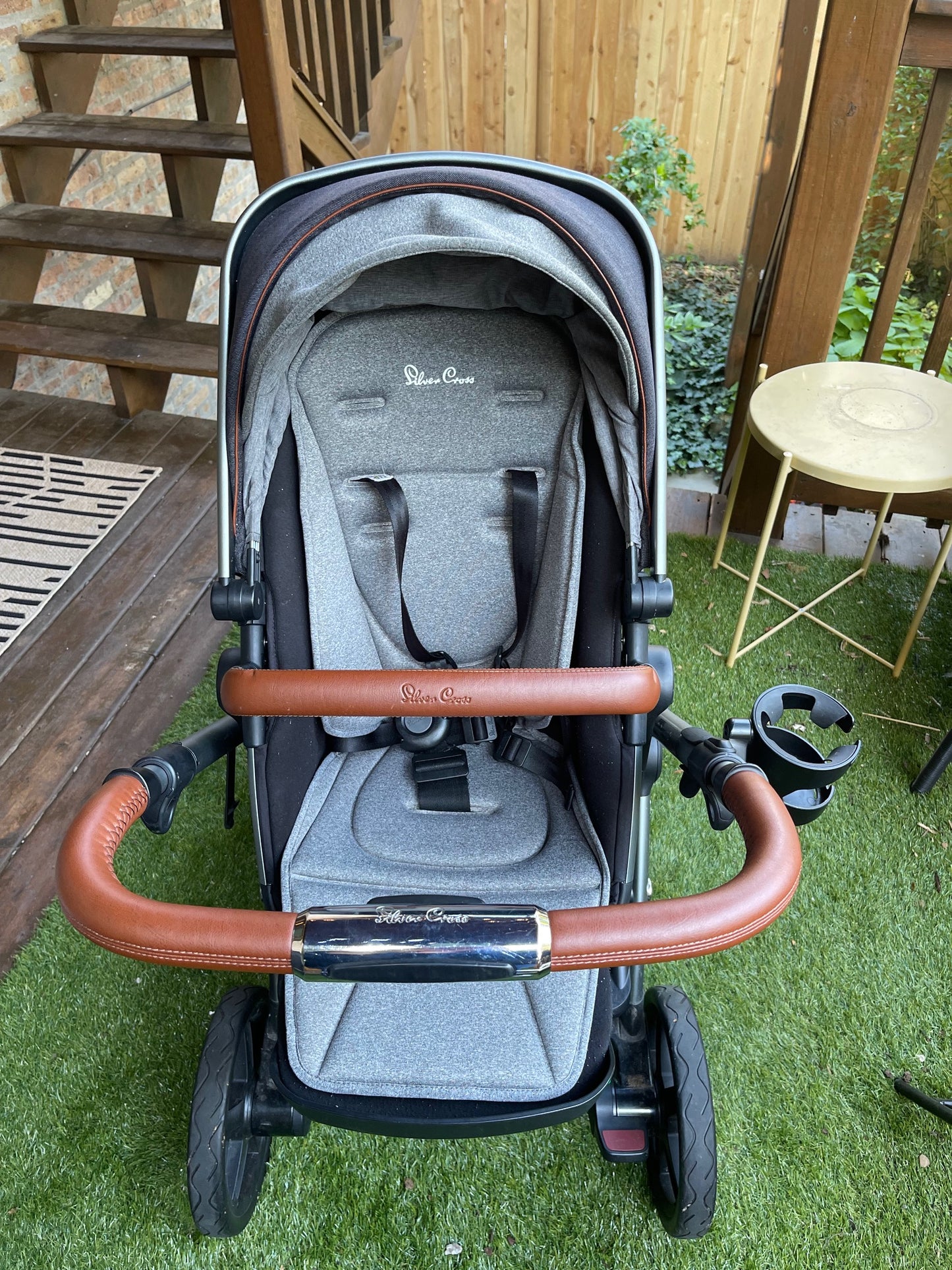 Silver Cross Wave Single-to-Double stroller (2017 model) in like new condition. Includes main seat, bassinet, cup holder. Also brand new rain covers & mosquito nets.*NOT AVAILABLE TO SHIP. PICK UP IN CHICAGO ONLY*. Second seat available for extra $300