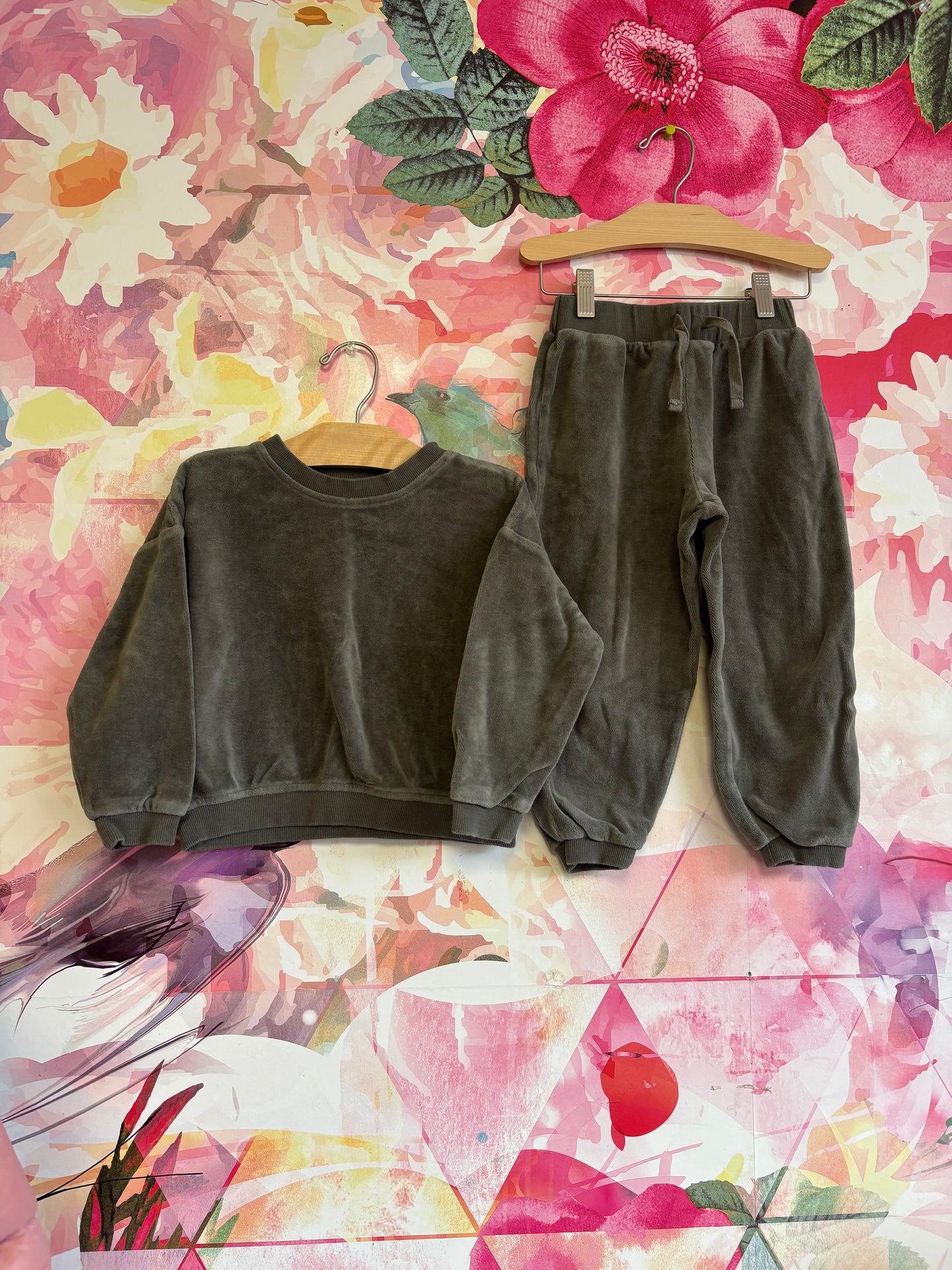 Quincy Mae olive green 100% organic cotton long sleeve top & joggers. Size 4/5T