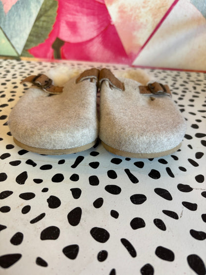 Kelly & Katie beige & cream faux fur lined Colleen clog - kids. Size 1.