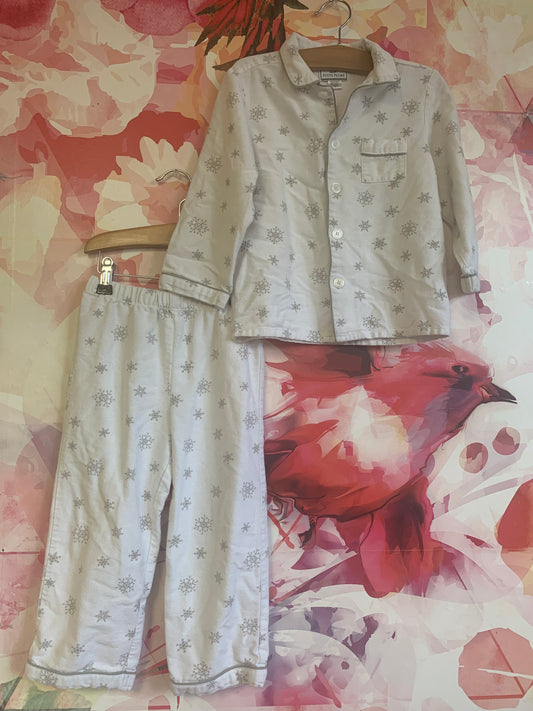 Petit Plume white pajama set with grey snowflakes. Flame resistant and chemical free. Relaxed fit. Elastic waistband on pant. Button down front with pocket. Size 5T. * 2 sets available*