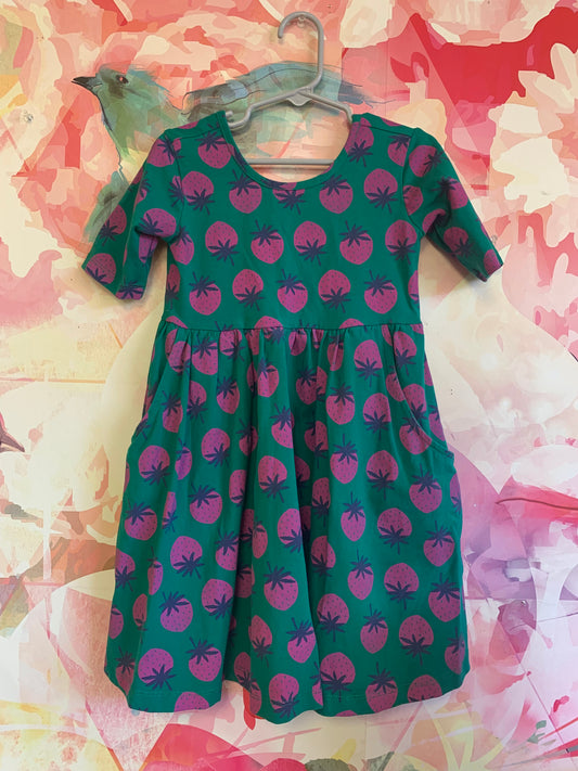 Hanna Andersson green short sleeve dress with purple strawberries. Side pockets. Scoop neck. Size 5