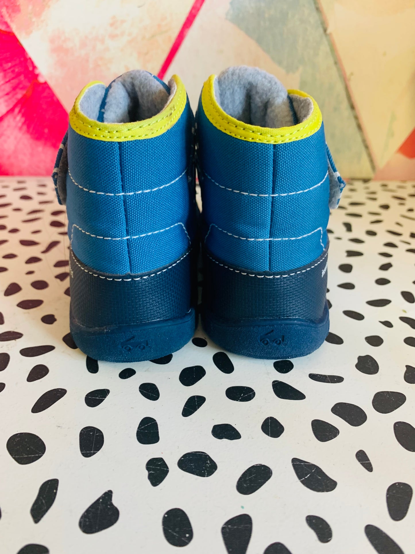 See Kai Run blue & yellow Blake winter boots. Zig zag white arrows on strap. Nylon & textile upper with rubberized PU Rand repels water. Gusseted tongue keeps debris out. Rubber sole built for maximum grip on wet and snowy terrain. Size 7.