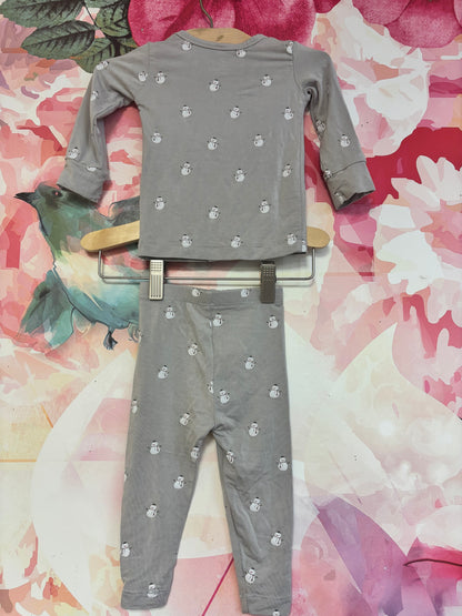 Quincy Mae grey organic cotton snug fitting long sleeve pajamas with snowmen. Size 6-12m