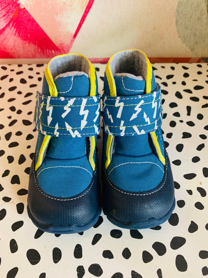 See Kai Run blue & yellow Blake winter boots. Zig zag white arrows on strap. Nylon & textile upper with rubberized PU Rand repels water. Gusseted tongue keeps debris out. Rubber sole built for maximum grip on wet and snowy terrain. Size 7.