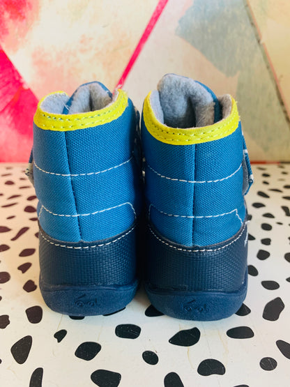 See Kai Run blue & yellow Blake winter boots. Zig zag white arrows on strap. Nylon & textile upper with rubberized PU Rand repels water. Gusseted tongue keeps debris out. Rubber sole built for maximum grip on wet and snowy terrain. Size 6.