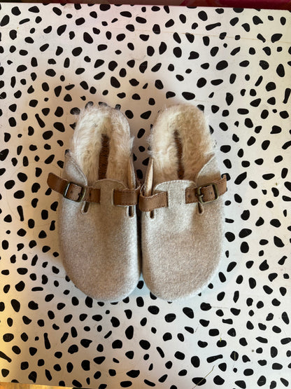 Kelly & Katie beige & cream faux fur lined Colleen clog - kids. Size 1.