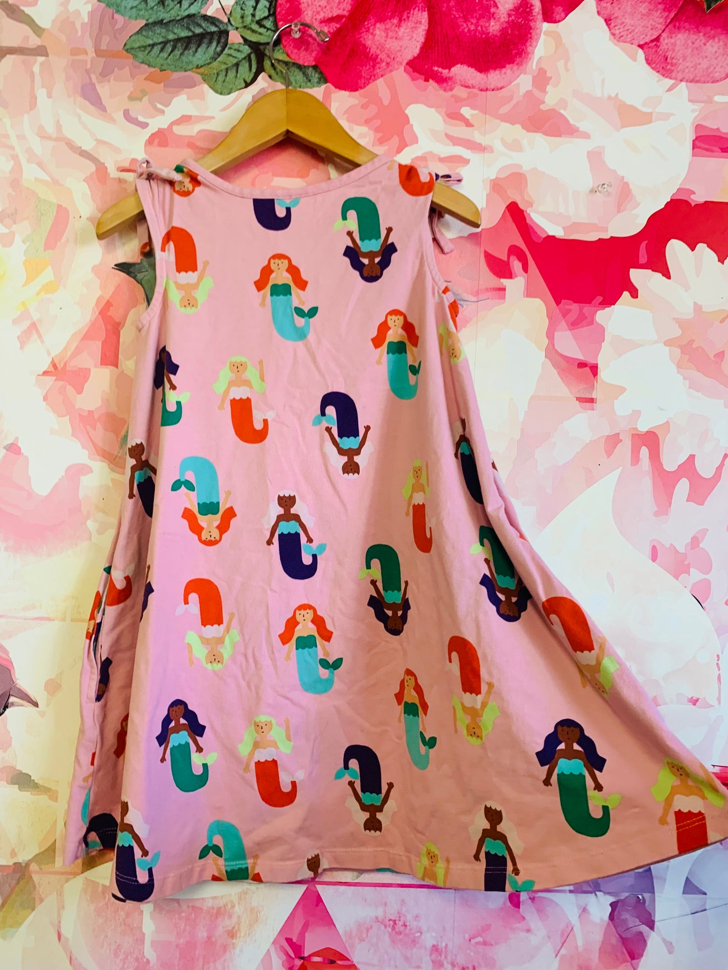 Hanna Andersson pink sleeveless dress with colorful mermaids and pockets. Size 6/7.