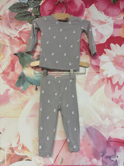 Quincy Mae grey organic cotton snug fitting long sleeve pajamas with snowmen. Size 6-12m