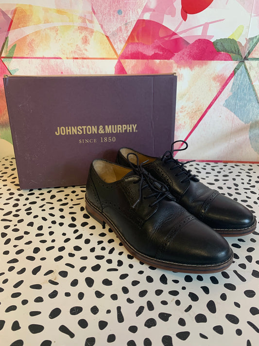 Johnston & Murphy black leather Conrad cap toe dress shoes. Size 3. Comes in original box.