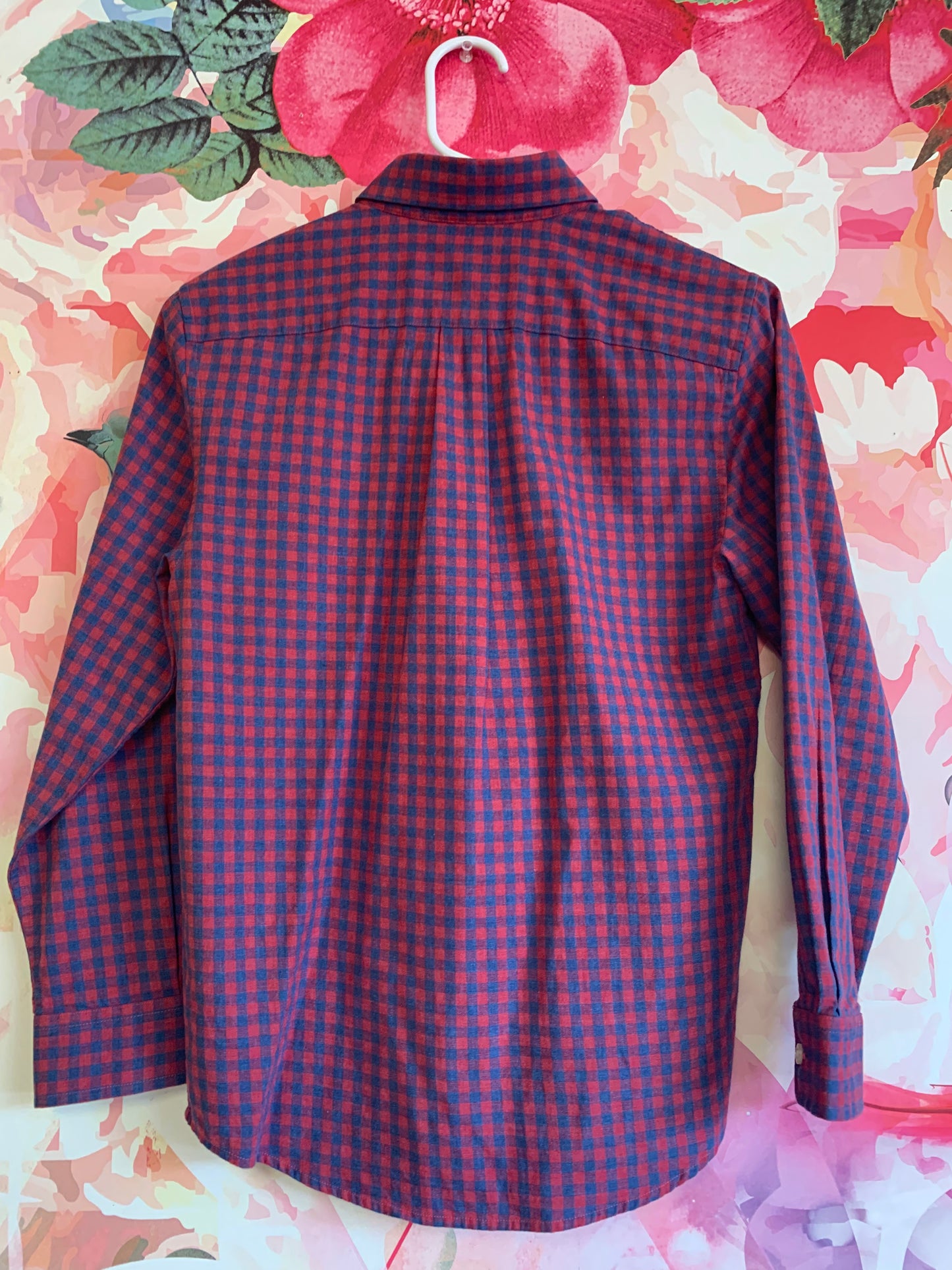 Vineyard Vines red & blue small checkered button down shirt. 100% cotton. Size 8/10.