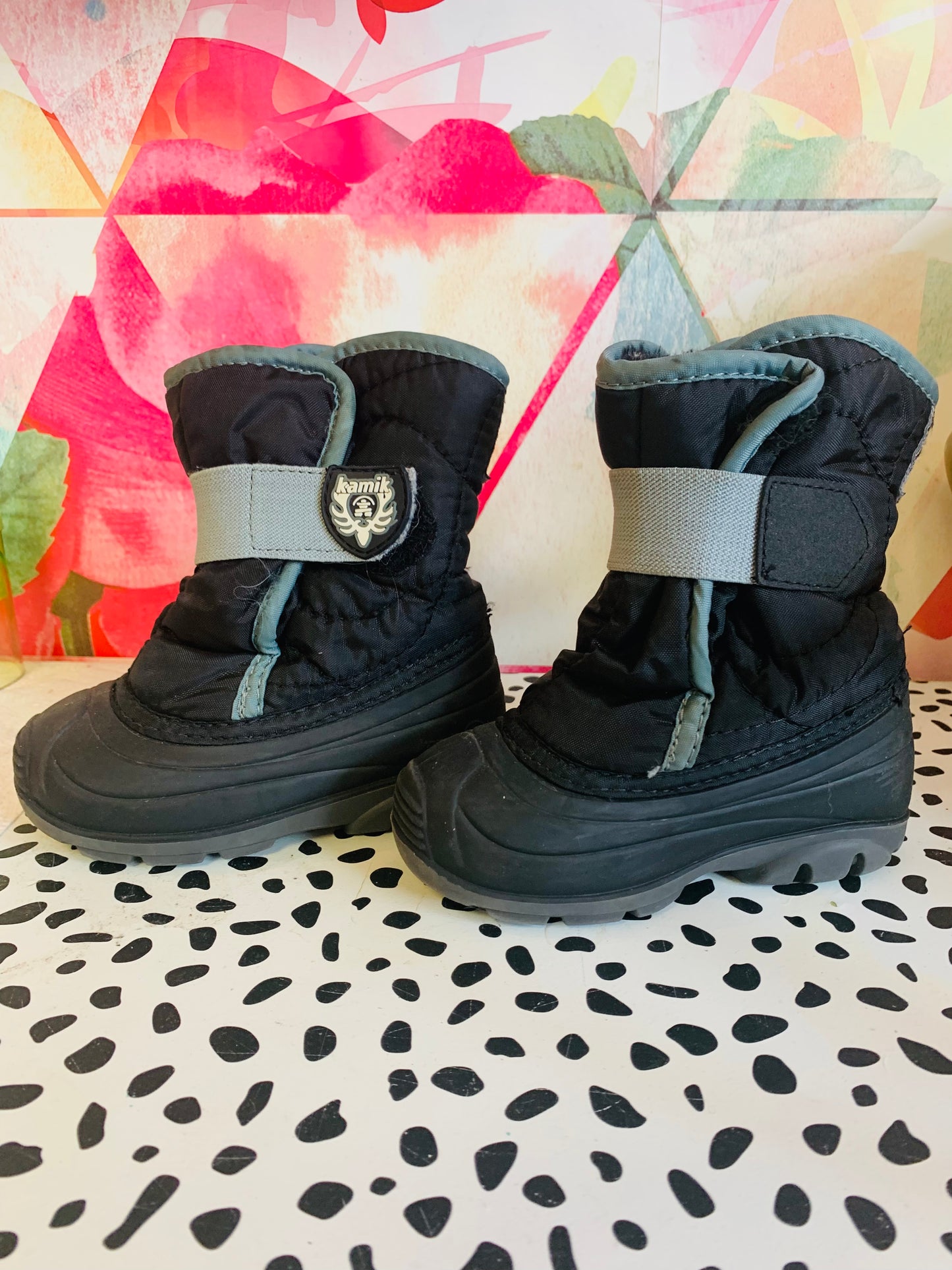 Kamik Snowbug black kids winter boots. Foam & fur Insulation. Waterproof nylon upper. Easy on wide opening & adjustable elastic strap. Moisture wicking soft faux fur lining. Great for all-day outdoor play. Size 7.