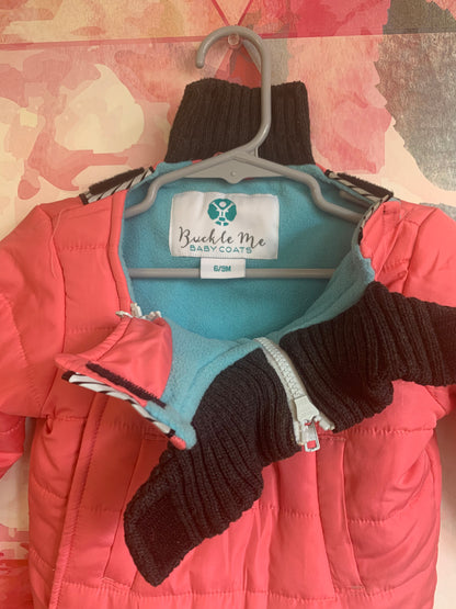 Buckle Me pink & black winter car seat coat with blue fleece lining. Quick & easy Velcro closures for easy in/out of car seats. Size 6-9m