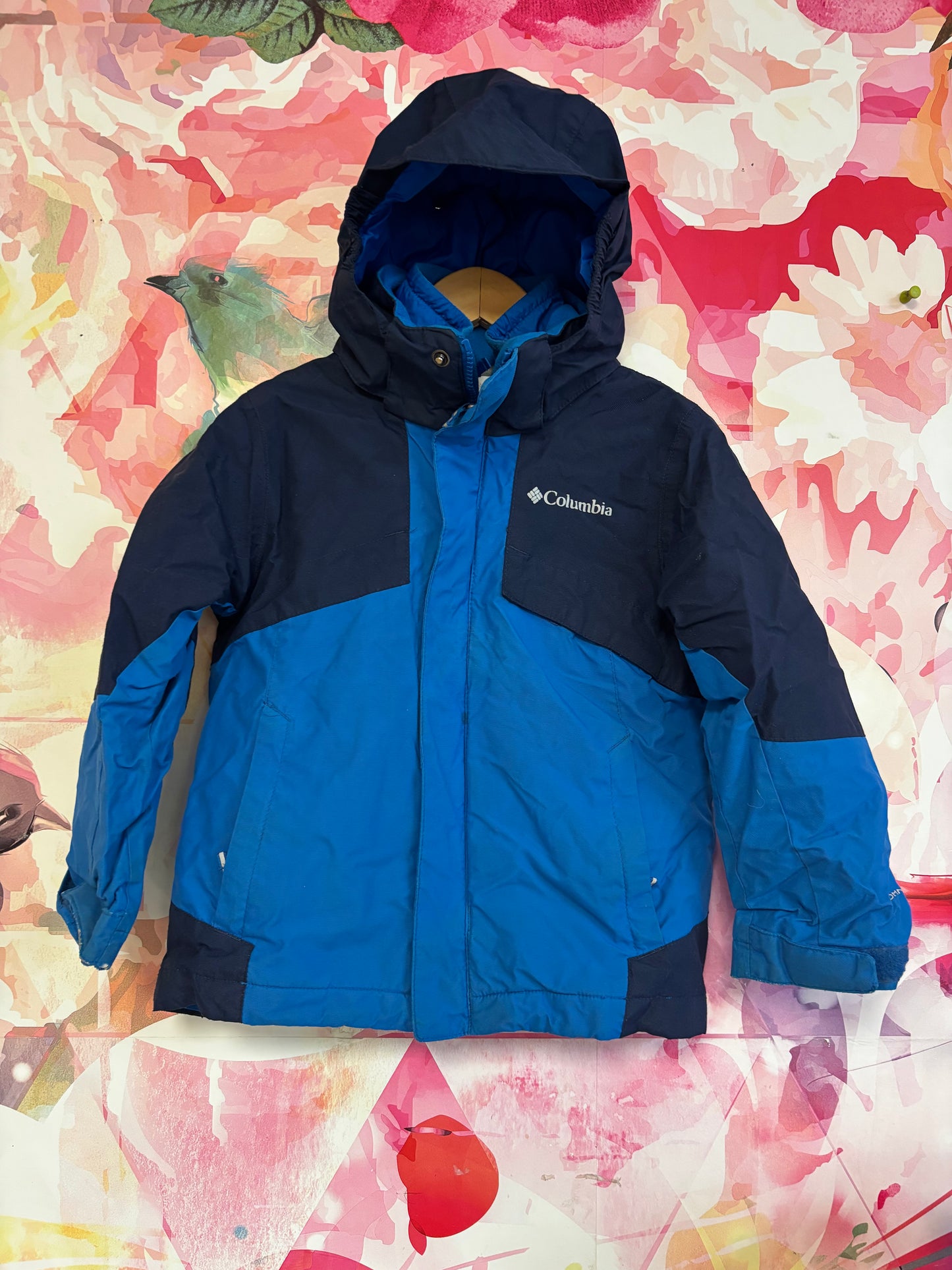 Columbia blue jacket with hood and zip off sleeve lining. Size 4T / 5T