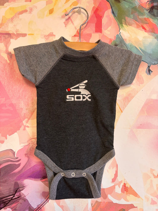 Chicago White Sox grey onesie. Size 0-3m / NB *NEW WITH TAGS*
